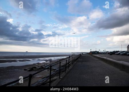 Crosby Promenade und Vorland, Merseyside mit abgehenden Gezeiten an einem späten Nachmittag im September Stockfoto