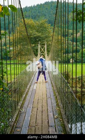 Sappers Suspension Bridge, Betws-y-Coed, erbaut über dem Fluss Conwy in den 1930er Jahren von David Rowell und Co Ltd., um die 1917 Armee Holzbrücke zu ersetzen Stockfoto