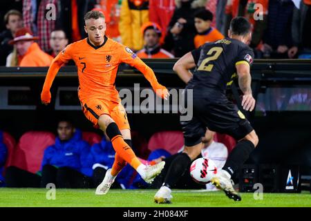 ROTTERDAM, NIEDERLANDE - 11. OKTOBER: Noa lang aus den Niederlanden und Jamie Bosio aus Gibraltar während des Qualifikationsspiel der FIFA Fußball-Weltmeisterschaft 2022 zwischen den Niederlanden und Gibraltar am 11. Oktober 2021 im Stadion Feijenoord in Rotterdam, Niederlande (Foto: Geert van Erven/Orange Picters) Stockfoto