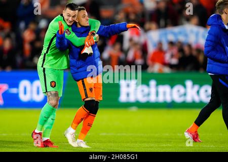 ROTTERDAM, NIEDERLANDE - 11. OKTOBER: Justin Bijlow aus den Niederlanden und Noa lang aus den Niederlanden während des Qualifikationsspiel der FIFA Fußball-Weltmeisterschaft 2022 zwischen den Niederlanden und Gibraltar am 11. Oktober 2021 im Stadion Feijenoord in Rotterdam, Niederlande (Foto: Geert van Erven/Orange Picters) Stockfoto