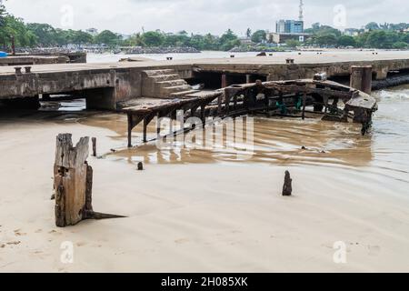 Altes Wrackschiff in einem Hafen von Galle, Sri Lanka Stockfoto