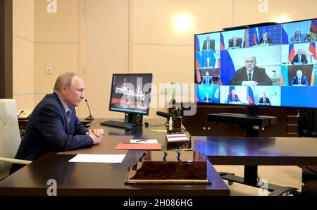 Novo-Ogaryowo, Russland. 07. Oktober 2021. Der russische Präsident Wladimir Putin leitet ein Videotreffen mit ständigen Mitgliedern des Sicherheitsrats von der Novo-Ogarjow-Residenz am 7. Oktober 2021 in der Nähe von Moskau, Russland. Kredit: Alexei Druzhinin/Kremlin Pool/Alamy Live Nachrichten Stockfoto