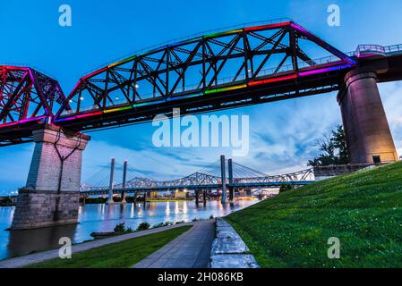 Big Four Bridge bei Sonnenuntergang am Ohio River zwischen Jeffersonville, Indiana, und Louisville, Kentucky Stockfoto