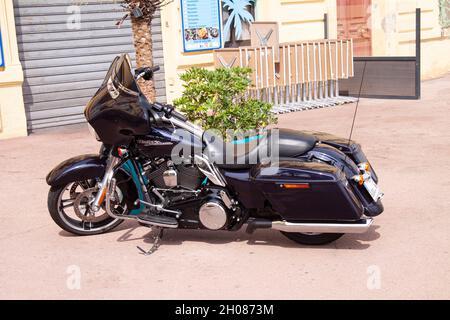 Harley-Davidson Motorrad weiß in der Straße geparkt. Nizza, Frankreich - 27. September 2021. Stockfoto