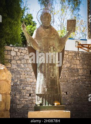 Demre, Antalya, Türkei - Oktober 03 2021: Statue des heiligen Nikolaus des Wundertäters von Myra in der alten byzantinischen orthodoxen Kirche. Stockfoto