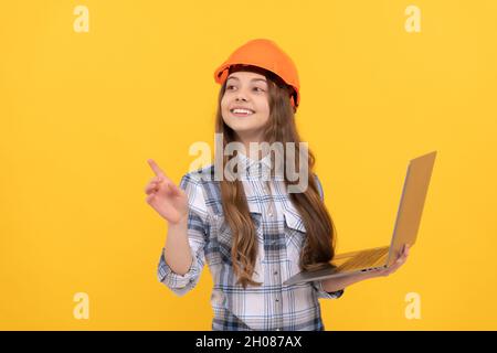 Webinar. Happy Child Worker tragen Hardhut. Kindheit Online-Bildung. Happy Labor Day Stockfoto