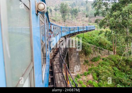 BANDARAWELA, SRI LANKA - 15. JULI 2016: Zugfahrten durch Berge in Sri Lanka Stockfoto