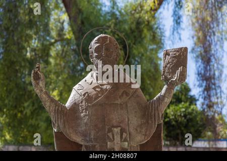 Demre, Antalya, Türkei - Oktober 03 2021: Statue des heiligen Nikolaus des Wundertäters von Myra in der alten byzantinischen orthodoxen Kirche. Stockfoto