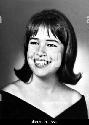 1965 , USA : die gefeierte amerikanische Schauspielerin KATHY BATES ( geboren am 28. juni 1948 ), als jung, im Alter von 17, auf dem Jahrbuch an der High School . Unbekannter Fotograf .- GESCHICHTE - FOTO STORICHE - ATTORE - FILM - KINO - personalità da giovane giovani - Persönlichkeiten, die jung waren - ATTRICE - Lächeln - sorriso - annuario scolastico --- ARCHIVIO GBB Stockfoto