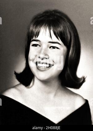 1965 , USA : die gefeierte amerikanische Schauspielerin KATHY BATES ( geboren am 28. juni 1948 ), als jung, im Alter von 17, auf dem Jahrbuch an der High School . Unbekannter Fotograf .- GESCHICHTE - FOTO STORICHE - ATTORE - FILM - KINO - personalità da giovane giovani - Persönlichkeiten, die jung waren - ATTRICE - Lächeln - sorriso - annuario scolastico --- ARCHIVIO GBB Stockfoto