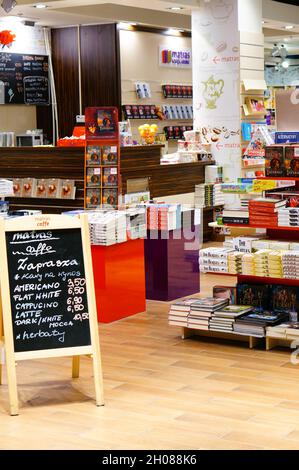 POZNAN, POLEN - 10. Februar 2016: Das Innere eines Buchladens mit gestapelten Büchern auf Regalen Stockfoto