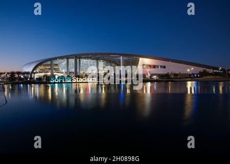 Inglewood, Kalifornien, USA. Oktober 2021. Allgemeine Ansicht des SoFi-Stadions nach dem NFL-Spiel zwischen den Los Angeles Chargers und den Cleveland Browns im SoFi Stadium in Inglewood, Kalifornien. Charles Baus/CSM/Alamy Live News Stockfoto