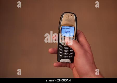 Einstellen des Weckers auf alten Handys Stockfoto