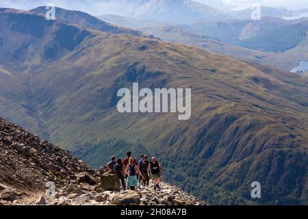 BEN NEVIS, SCHOTTLAND - 01 2021. SEPTEMBER: Wanderer, die an einem heißen, klaren Sommertag den Hauptweg zum Gipfel des Ben Nevis hinauffahren Stockfoto