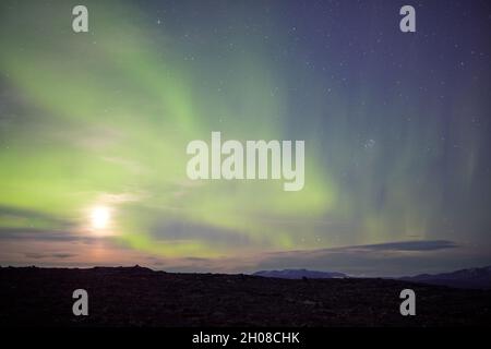 Nordlichter von Slåttatjåkka westlich des Abisko-Nationalparks in Schweden, in der Nacht im Herbst Stockfoto