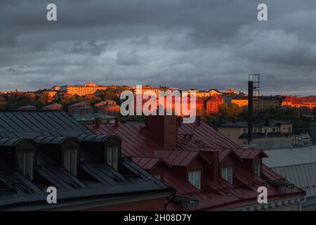 Schweden, Stockholm - 26 2019. Mai: Der Blick auf die Innenstadt bei Sonnenuntergang Licht mit schweren Wolken auf dem Hintergrund am 26 2019. Mai in Stockholm, Schweden. Stockfoto