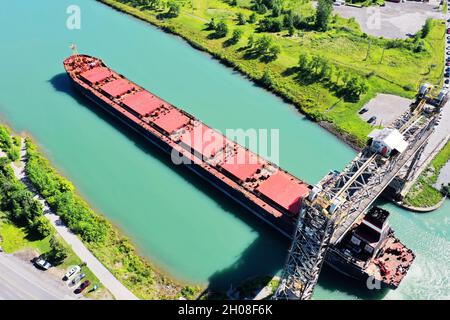 Eine Luftaufnahme eines Lake Frachters, der im Welland Canal, Kanada, unterwegs ist Stockfoto