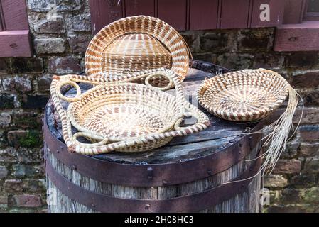 Ein Foto von handgefertigten Süßgraskörben im Gullah-Geechee-Stil von Lowcountry, South Carolina. Stockfoto