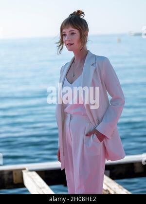 Cannes, Frankreich, 11. Oktober 2021, LEONIE BENESH (Schauspielerin) beim Photo-Call für „LE TOUR DU MONDE EN 80 JOURS“ während der MIPCOM 2021 - The World’s Entertainment Content Market und der 4rd Canneseries - International Series Festival © ifnm Press / Alamy Live News Stockfoto