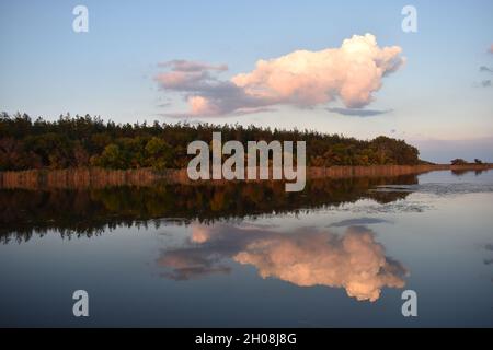 Stimmungsvolle und farbenfrohe Wolkenlandschaft im See. Stockfoto