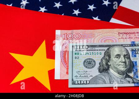 China und die Vereinigten Staaten von Amerika Geld und Flaggen. Konzept des chinesischen und amerikanischen Handelskrieges, der Wirtschaft und des Finanzmarktes Stockfoto