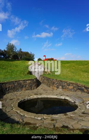 Reykholt, Island: Snorralaug, das warme Freibad von Snorri Sturluson und einer der ersten archäologischen Überreste, die in Island gelistet sind. Stockfoto