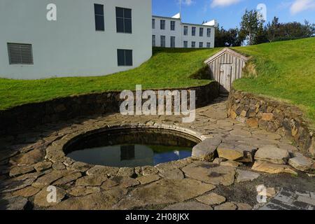 Reykholt, Island: Snorralaug, das warme Freibad von Snorri Sturluson und einer der ersten archäologischen Überreste, die in Island gelistet sind. Stockfoto