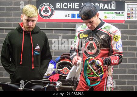 MANCHESTER, GROSSBRITANNIEN. 11. OKTOBER Richie Worrall (rechts) reinigt seinen Helm, während er am Montag, den 11. Oktober 2021, mit dem Belle Vue Colts-Fahrer Paul Bowen während des Grand Finals der ersten Etappe der SGB Premiership zwischen Belle Vue Aces und Peterborough Panthers im National Speedway Stadium in Manchester plaudert. (Kredit: Ian Charles | MI News) Kredit: MI News & Sport /Alamy Live News Stockfoto