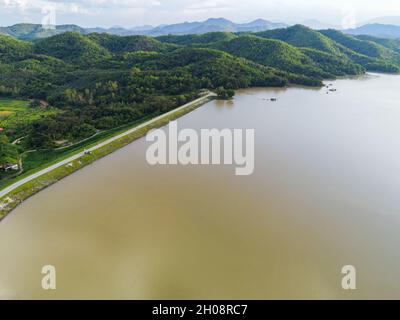 Stausee, Luftansicht Fluss Wald Natur Waldgebiet grüner Baum, Draufsicht Fluss Lagune Teich Wasser von oben, Insel grünen Wald schön frisch Stockfoto