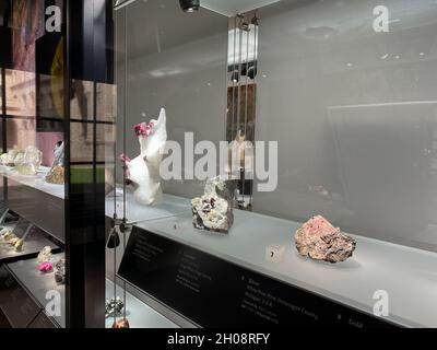 Edelsteine, Mineralien und frühere Steine werden in einer Vitrine im Museum ausgestellt. Stockfoto