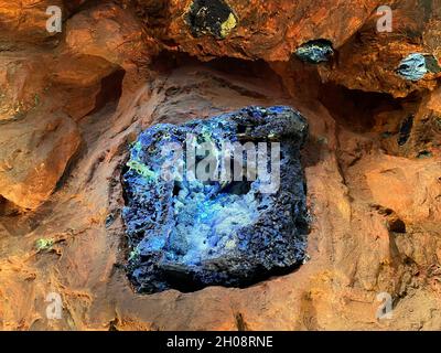 Edelsteine, Mineralien und frühere Steine werden in einem Museum ausgestellt Stockfoto