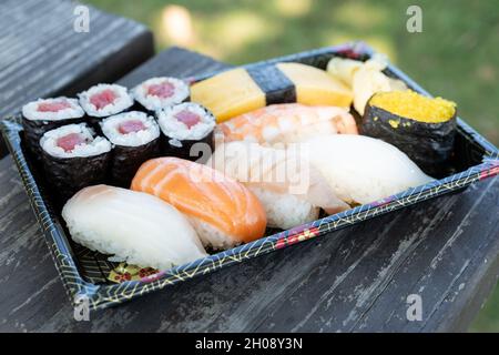 Japanische Küche Sushi Sashimi Set im Freien für Picknick Stockfoto