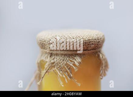 Bio roher Akazienhonig im Glasglas Stockfoto