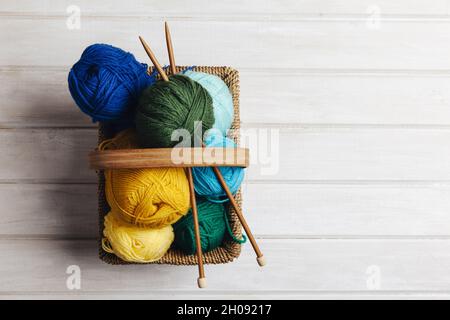 Draufsicht Wollkugeln Korb. Auflösung und hochwertige schöne Fotos Stockfoto