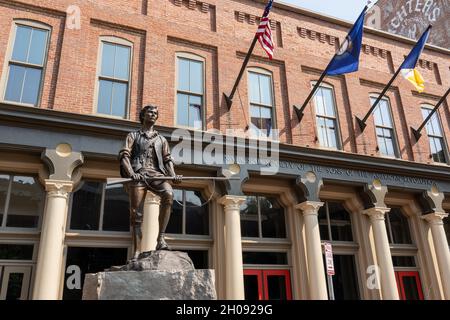 Louisville, KY - 11. September 2021: Diese 'Sons of Liberty 1775' Minuteman-Statue des Künstlers James Muir sitzt vor der National Society of the Sons o Stockfoto