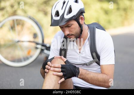 Ein Radfahrer fiel vom Rennrad, während er Radfahren Stockfoto