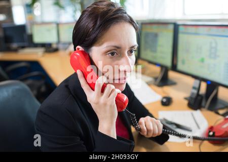 Beschäftigt stressige Frau Sekretärin unter Stress im Büro Stockfoto