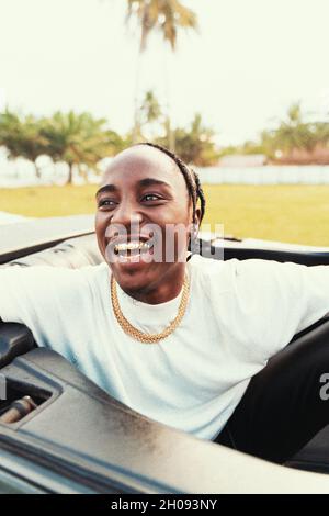 Bild von Jugendlichen glücklich im Park und auch auf dem Rücksitz eines Cabriolets Stockfoto