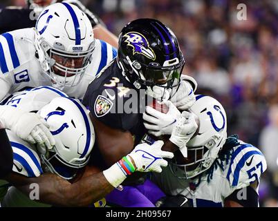 Baltimore, Usa. Oktober 2021. Baltimore Ravens läuft zurück Ty'Son Williams (34) wird am Montag, den 11. Oktober 2021, von der Indianapolis Colts Verteidigung in der ersten Hälfte im M&T Bank Stadium in Baltimore, Maryland, gestoppt. Foto von David Tulis/UPI Credit: UPI/Alamy Live News Stockfoto