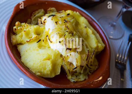 Mit Kartoffeln gebackenes Kabeljau-Steak Stockfoto