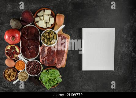 Gesunde Ernährung Konzept, mockup. Lebensmittel mit hohem Eisengehalt, eine gute Quelle für Ihre Gesundheit, Nervensystem und endokrines System, Bio-Zutaten. Stockfoto