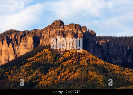 Herbstlandschaft mit Sonnenuntergang Licht auf Aspen Bäume entlang der Cimarron Ridge in der Nähe Owl Creek Pass in den San Juan Mountains, Colorado Stockfoto