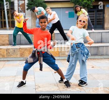 Kinder trainieren Hip-Hop auf der City Street Stockfoto