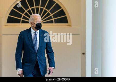 Präsident Joe Biden geht am Freitag, den 20. August 2021, entlang der Kolonnade des Weißen Hauses zum Oval Office. (Offizielles Foto des Weißen Hauses von Erin Scott) Stockfoto