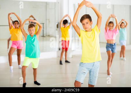 Tween boy üben Flamenco bewegt sich während der Gruppe Klasse in Choreographie Studio Stockfoto