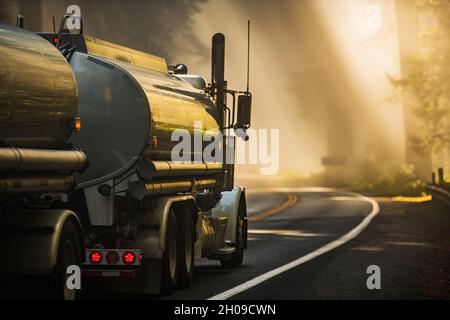 Semi Tank Truck transportiert Kraftstoff auf dem szenischen Redwood Highway während der Foggy Morning Scenery. Northern California Highway 101. Stockfoto