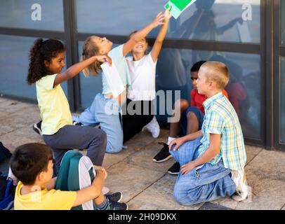 Tweenagers Schüler haben Spaß in der Nähe von Schulgebäude Stockfoto