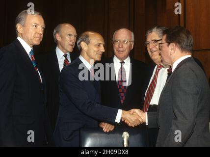 Der US-Senator Paul Simon (Demokrat von Illinois), rechts, begrüßt Stephen G. Breyer, den Chefarzt des US-Berufungsgerichts für den ersten Bundesgerichtshof, den Kandidaten von US-Präsident Bill Clinton, der den scheidenden Richter Harry Blackmun als Associate Justice des Obersten Gerichtshofs der USA, dritte Linke, ersetzen soll, Zu seiner Bestätigungsverhandlung am 12. Juli 1994 auf dem Capitol Hill in Washington, DC. Von links nach rechts: US-Senator Orrin Hatch (Republikaner von Utah), US-Senator Alan Simpson (Republikaner von Wyoming), Richter Breyer, US-Senator Patrick Leahy (Demokrat von Vermont), US-Senator Howell Heflins (Demokrat von Vermont) Stockfoto