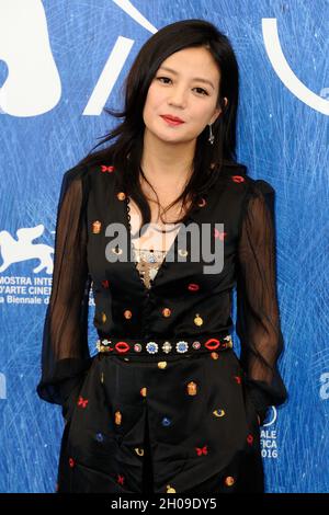 Datei-Foto vom 31. August 2016 von Zhao Wei Teilnahme an der Jury Fotocall auf dem Lido in Venedig, Italien im Rahmen des 73. Mostra, Venice International Film Festival. Sie hat Millionen von anbetenden Fans. Sie ist Milliarden von Dollar wert. Doch Peking hat die Schauspielerin Zhao Wei aus der Geschichte ausgelöscht. Und sie werden nicht sagen, warum. Zhaos Name wird nicht unsterblich sein. Ihre gesamte Existenz im Internet wurde geschrubbt. Alle Serien und Chat-Shows mit ihr sind von großen chinesischen Online-Streaming-Websites verschwunden. Sie erscheint nicht mehr einmal mehr in den Online-Credits für die Filme, in der sie erscheint. Foto von Aurore Marech Stockfoto