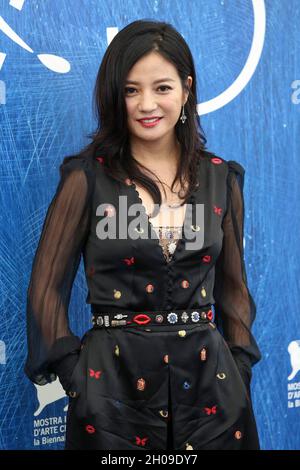 File Photo vom 31. August 2016 von Zhao Wei, der beim 73. Internationalen Filmfestival von Venedig posiert. Sie hat Millionen von anbetenden Fans. Sie ist Milliarden von Dollar wert. Doch Peking hat die Schauspielerin Zhao Wei aus der Geschichte ausgelöscht. Und sie werden nicht sagen, warum. Zhaos Name wird nicht unsterblich sein. Ihre gesamte Existenz im Internet wurde geschrubbt. Alle Serien und Chat-Shows mit ihr sind von großen chinesischen Online-Streaming-Websites verschwunden. Sie erscheint nicht mehr einmal mehr in den Online-Credits für die Filme, in der sie erscheint. Foto von Marco Piovanotto /ABACAPRESS.COM Stockfoto